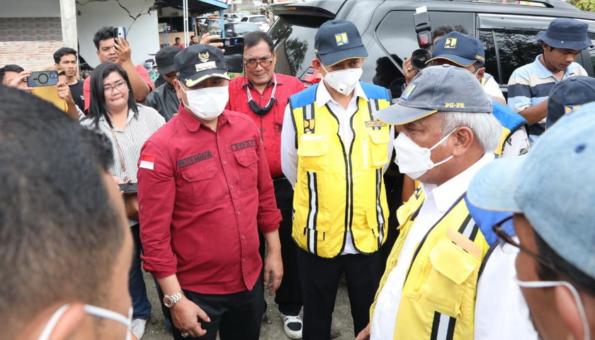 Bupati Taput Dr Nikson Nababan MSi sambut kunjungan kerja Menteri PUPR Basuki Hadimuljono, Jumat (7/10/2022). Kunjungan itu dalam rangka meninjau lokasi terdampak gempa yang terjadi Sabtu 1 Oktober 2022 lalu.