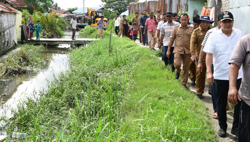 Bupati Batubara Ir H Zahir MAP turun langsung untuk melihat pengerjaan normalisasi drainase yang ada di Desa Nenas Siam, Kecamatan Medang Deras, Selasa (11/10/2022).