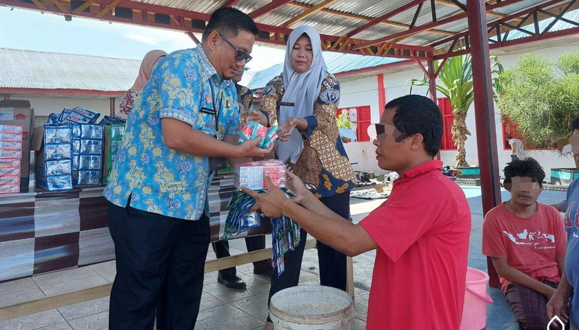Kepala Lembaga Pemasyarakatan (Kalapas) Kelas IIB Panyabungan Mustafa Kamaluddin Simamora melakukan pembagian peralatan mandi, Kamis (13/10/2022). Hal ini untuk memberikan hak Warga Binaan Pemasyarakat (WBP) dalam hal menjaga kesehatan.