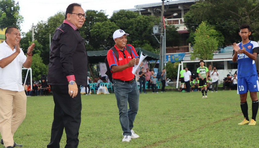 Ketua DPRD Sumut membuka pagelaran Turnamen Sepakbola U-17 Piala Ketua DPRDSU di Lapangan Sejati, Medan Johor, Rabu (19/10/2022).