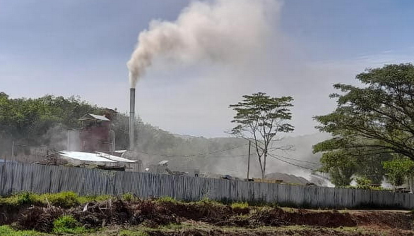 Kepulan asap tebal dan berbau menyengat yang keluar dari cerobong asap PT Jaya Kontruksi di Kelurahan Pidoli Dolok Kecamatan Panyabungan menuai keberatan dari warga sekitar lokasi perusahaan yang memproduksi aspal hotmix tersebut.