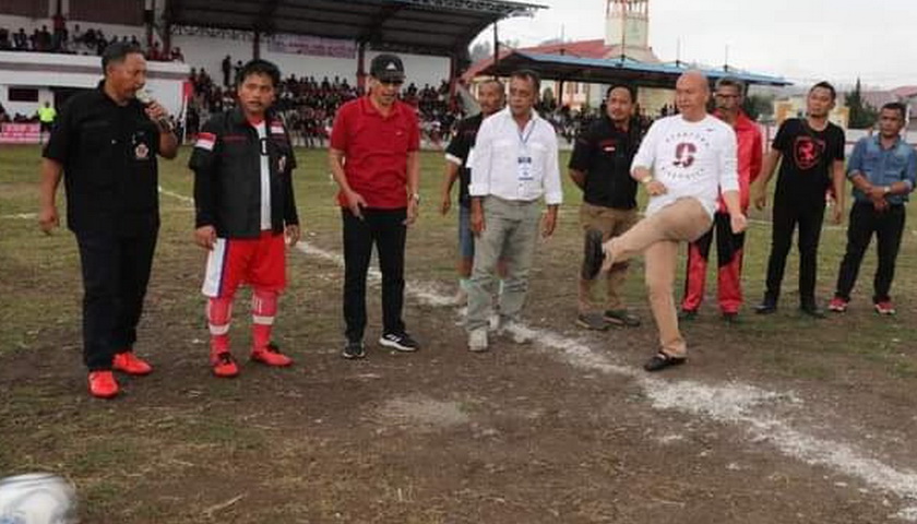 Bupati Tapanuli Utara Dr Nikson Nababan MSi membuka Turnamen Sepakbola Antar Kecamatan di Lapangan Sebaguna Tarutung, Minggu (23/10).