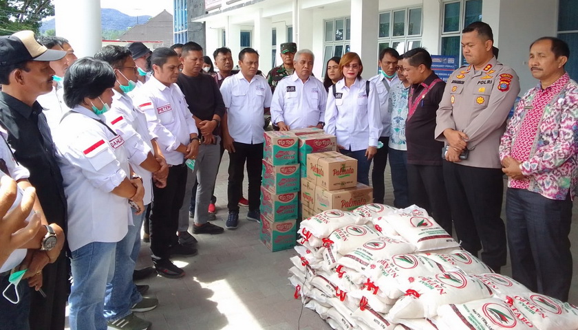 Pengurus Serikat Media Siber Indonesia (SMSI) Provinsi Sumatera Utara menyerahkan bantuan sembako kepada korban terdampak bencana gempa yang terjadi 1 Oktober 2022 lalu.