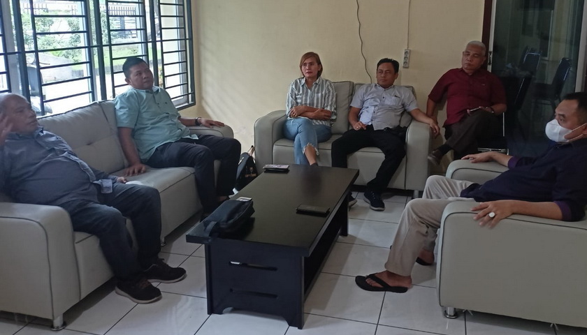 Pengurus Serikat Media Siber Indonesia (SMSI) Sumatera Utara, berkunjung ke Gedung Persatuan Wartawan Indonesia (PWI) Sumut, Jalan Adinegoro Medan, Kamis (13/10/2022) sore.
