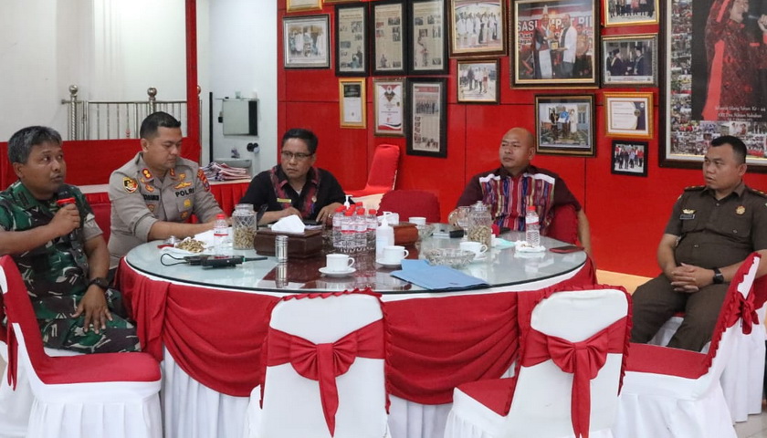 Bupati Taput Dr Nikson Nababan MSi memimpin rapat Forkopimda tentang tindak lanjut tanggap bencana. berlangsung di Sopo Rakyat Rumah Dinas Bupati, Kamis (6/10/2022).