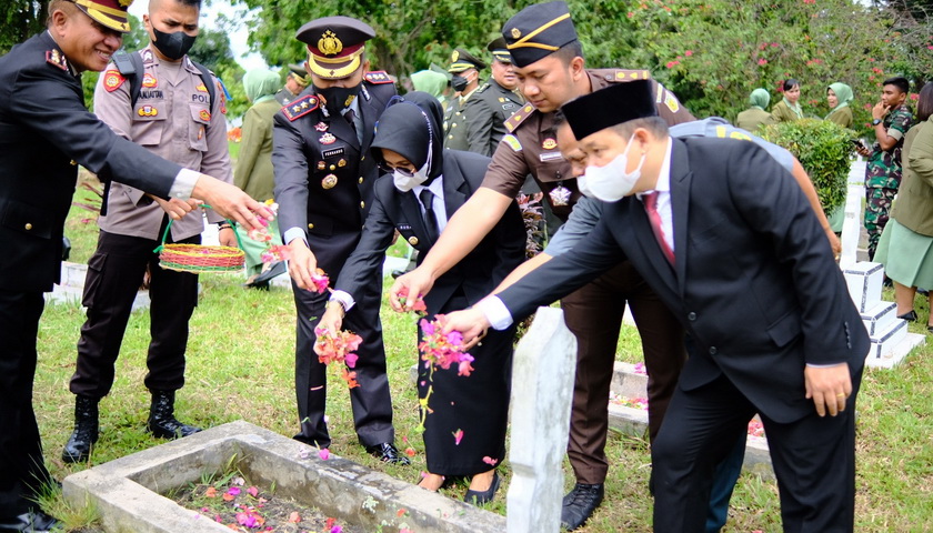 Dalam rangka menyambut Hari Ulang Tahun TNI ke-77, Walikota Pematang Siantar bersama Forkopimda melaksanakan Ziarah Nasional di Taman Makam Pahlawan (TMP) Nagur