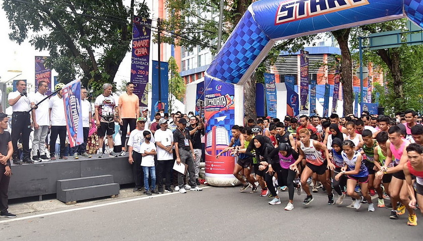 Ribuan peserta memeriahkan kegiatan 'Fun Run' dan 'Fun Walk' pada pergelaran HUTPHORIA HUT ke 61 Bank Sumut, Minggu (13/11/2022).