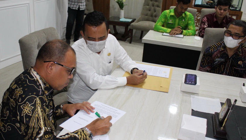 Bupati Sergai H Darma Wijaya melaluii Sekdakab HM Faisal Hasrimy AP MAP melaksanakan serah terima salinan SK Normatif Gubernur Sumatera Utara.