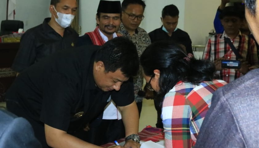 Bupati bersama DPRD Samosir menandatangani Persetujuan Bersama Ranperda tentang APBD 2023 menjadi Peraturan Daerah. Penandatangan dilakukan Bupati Samosir Vandiko T Gultom bersama Wakil Ketua DPRD Nasib Simbolon dan Pantas M Sinaga, di Gedung DPRD, Sabtu (26/11/2022).