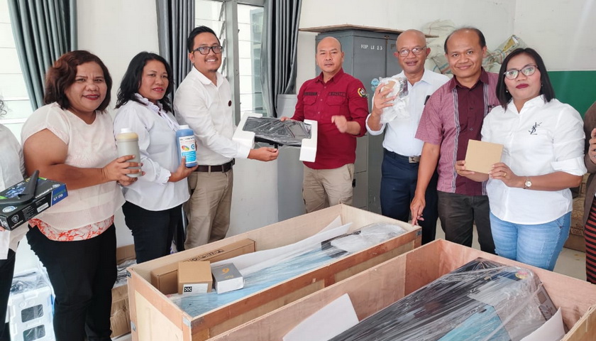 Bupati Taput Drs Nikson Nababan MSi menyerahkan bantuan peralatan berupa mesin cetak sablon dan mesin cetak stiker kepada asosiasi UMKM Kabupaten Tapanuli Utara.