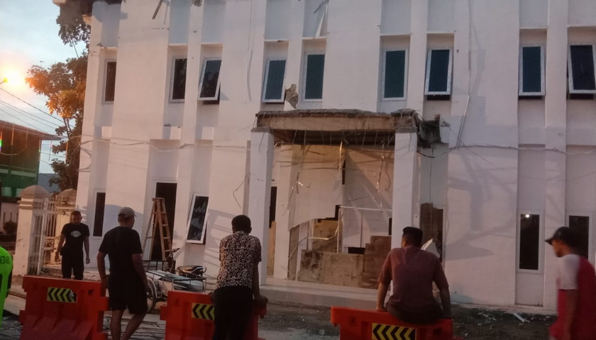 Memasuki hari kedua rusaknya gedung baru di sisi kanan Kantor Kejaksaan Negeri (Kejari) Medan Jalan Adinegoro, Sabtu petang (12/11/2022), pejabat instansi tersebut masih enggan memberikan keterangan.