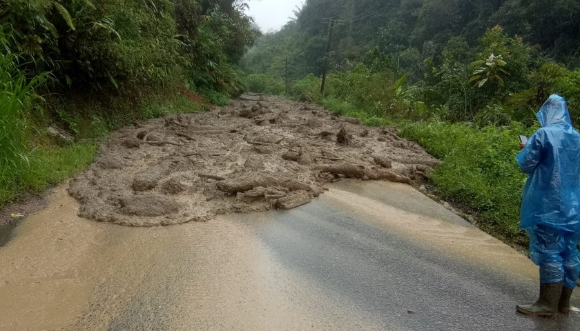 Cuaca ekstrim dengan hujan yang terus-menerus terjadi di wilayah Kabupaten Mandailing Natal (Madina). Akibatnya terjadi banjir bandang dari anak-anak sungai yang berada di pegunungan.