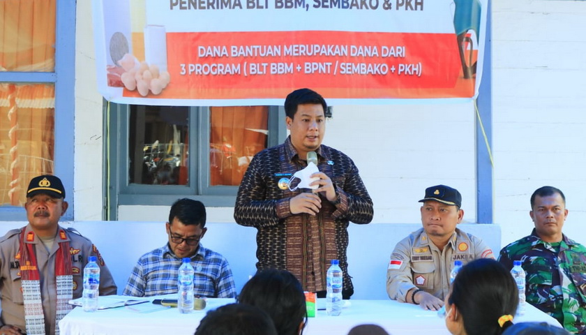 Bupati Samosir Vandiko T Gultom menyerahkan bantuan sosial secara simbolis kepada kelompok penerima manfaat, di Kantor Pos Pangururan, Jumat (25/11/2022).
