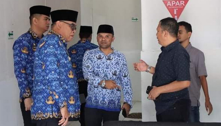 Bupati Mandailing Natal (Madina) HM Jafar Sukhairi Nasution menegur PT Jaya Konstruksi (Jakon) terkait penggalian bahu jalan yang terkesan kurang matang.