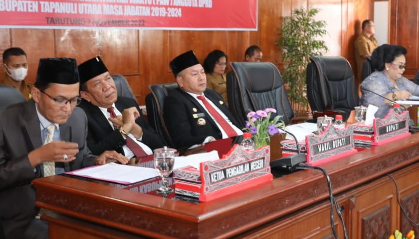 Bupati Tapanuli Utara Drs Nikson Nababan MSi menghadiri pengambilan sumpah/janji Arifin Rudi Nababan sebagai Ketua DPRD Taput oleh Ketua Pengadilan Negeri Tarutung Hendra Hutabarat.