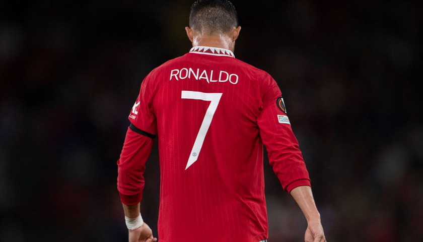 Cristiano Ronaldo semakin terang-terangan menunjukan keinginan untuk hengkang dari Manchester United (MU). Menurut prediksi, ia akan segera keluar dari MU pada bursa transfer Januari 2023 mendatang.