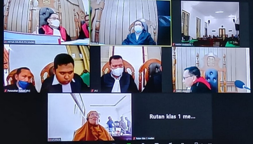 Mantan Kepala SMAN 6 Kota Binjai Dra Ika Prihatin MM, Senin (14/11/2022), menjalani sidang secara virtual, di Cakra 9 Pengadilan Tipikor Medan.