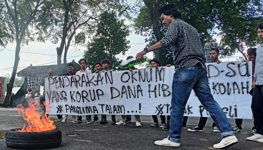 Belasan massa yang mengaku dari Jaringan Mahasiswa Indonesia (JMI) melakukan orasi tepat di depan gerbang masuk Gedung DPRD Sumut Jalan Imam Bonjol Medan, Selasa (22/11/2022).