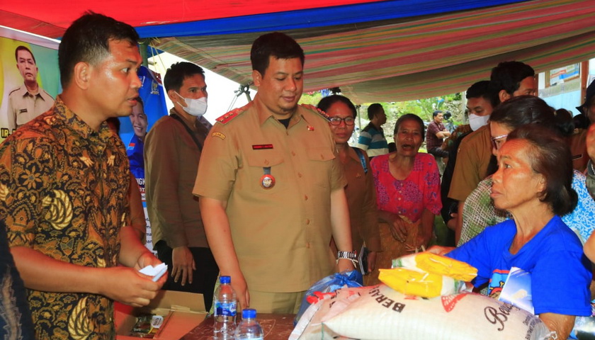 Sinergitas Pemkab Samosir dengan anggota DPRD Sumut membuahkan hasil. Terbukti dengan terlaksananya pasar murah sembako oleh Dinas Perindustrian dan Perdagangan Sumut