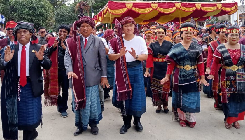 Menteri BUMN Erick Thohir resmi menjadi Orang Batak dengan menyandang Marga Sidabutar. Peresmiannya berlangsung, Sabtu (26/11/2022), di Lopo Hotel, Tomok, Kecamatan Simanindo, Samosir.