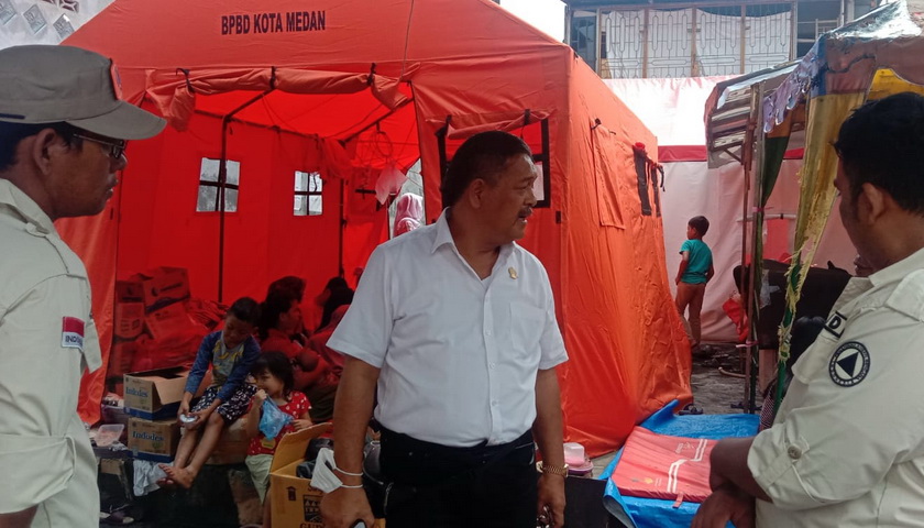 Ketua Fraksi Partai Nasional Demokrat (NasDem) DPRD Provinsi Sumatra Utara dr Tuahman Franciscus Purba SpAn, mengunjungi korban kebakaran