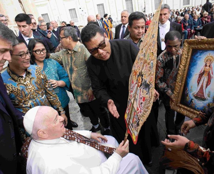 Paguyuban Wartawan Katolik Indonesia (PWKI) menyampaikan lima hadiah istimewa dan khusus untuk Paus Fransiskus saat audiensi umum di Basilica St, Petrus, Vatikan, Rabu (16/11/2022).