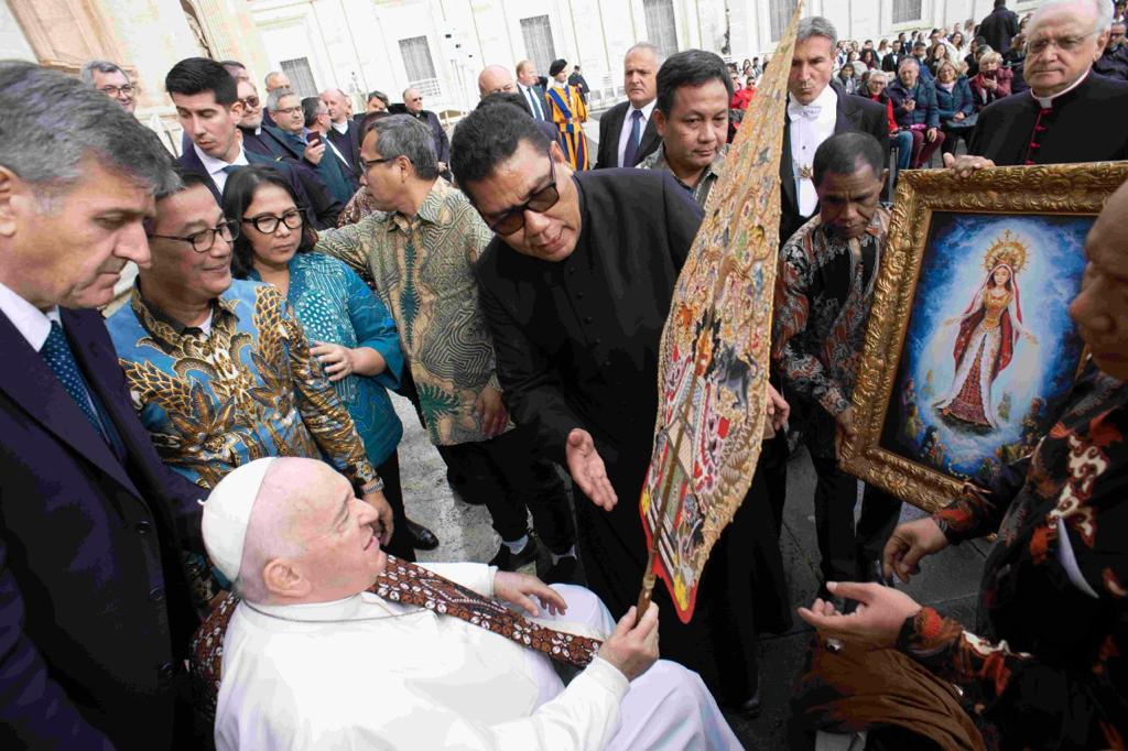 Paguyuban Wartawan Katolik Indonesia (PWKI) menyampaikan lima hadiah istimewa dan khusus untuk Paus Fransiskus saat audiensi umum di Basilica St, Petrus, Vatikan, Rabu (16/11/2022).