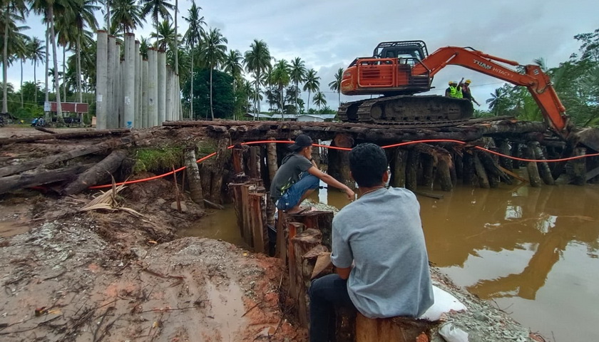 Pembangunan jembatan penyeberangan di ruas jalan Kecamatan Natal - Kecamatan Batahan, tampaknya mulai membuat gerah para tokoh di Pantai Barat, Kabupaten Mandailing Natal (Madina).