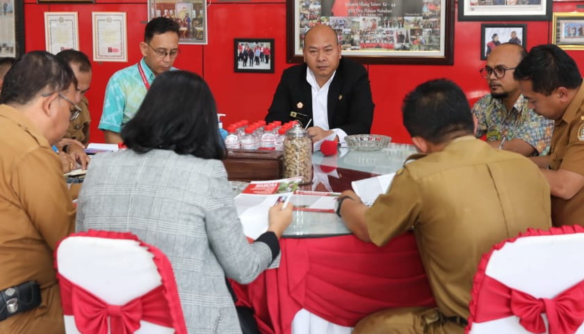 Bupati Taput Drs Nikson Nababan MSi didampingi Kadis Pertanian Sey Pasaribu dan beberapa pimpinan OPD terkait melaksanakan penandatanganan naskah kesepakatan bersama dan perjanjian kerja sama dengan Mercy Corps Indonesia (MCI).