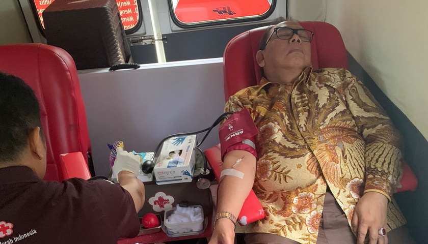 Ketua DPRD Sumut Baskami Ginting, mengikuti kegiatan donor darah pada acara bakti sosial bersama warga Kecamatan Medan Johor, Sabtu (26/11/2022).