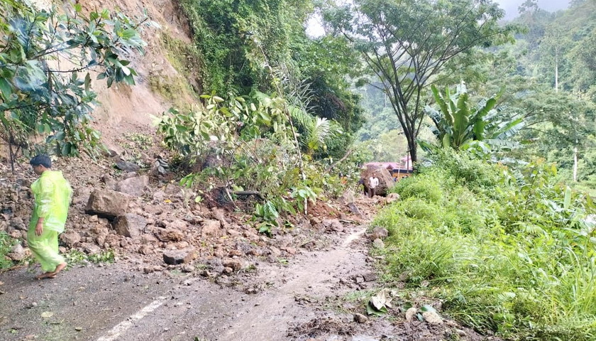 Longsor kembali terjadi di kawasan Kecamatan Batang Natal, Kabupaten Mandailing Natal (Madina). Kali ini longsor terjadi di Desa Tarlola, Selasa (29/11/2022), sekira pukul 12.00 WIB.