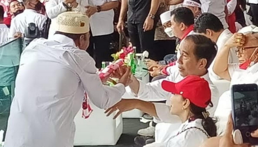 Perwakilan Desa Batahan I Kecamatan Batahan Kabupaten Mandailing Natal menangis ketika bertemu Presiden Joko Widodo pada Acara Nusantara Bersatu.