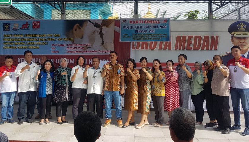 Panitia Natal PWI Sumut bersama YSKI melaksanakan bakti sosial kepada 600-an warga binaan di Lapas Kelas 1 Tanjung Gusta Medan, Jumat (18/11/2022).