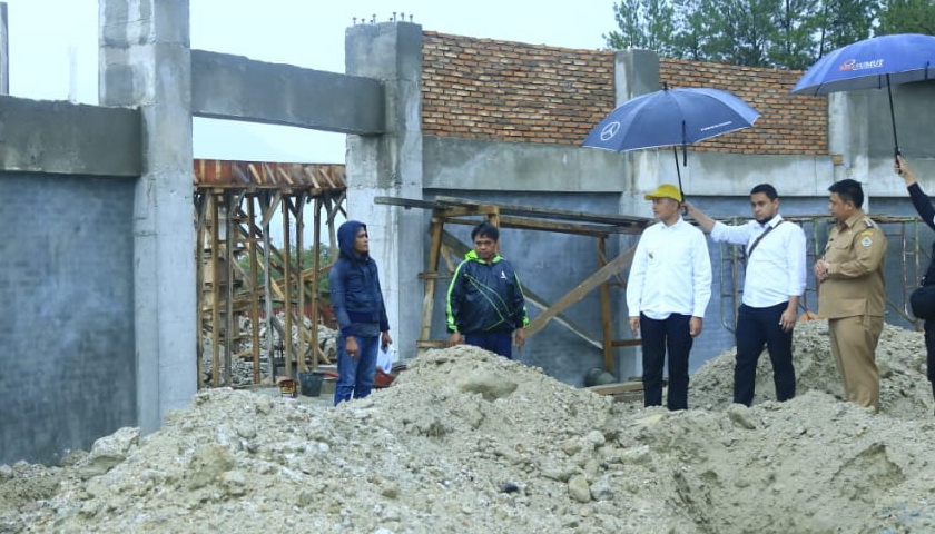 Wakil Gubernur Sumatera Utara H Musa Rajekshah bersama Bupati Samosir Vandiko T Gultom ST melakukan monitoring pembangunan Gedung Olah Raga (GOR) Samosir.
