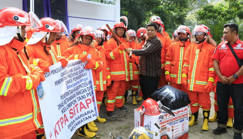 Pemkab Samosir mengukuhkan pembentukan Kelompok Tani Peduli Api (KTPA) 'Sitappar Api'.