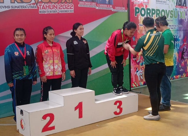 Atlet Wushu Kabupaten Samosir yang berlaga pada Pekan Olahraga Propinsi Sumatera Utara XI berhasil menyumbangkan dua medali perunggu untuk Kabupaten Samosir.