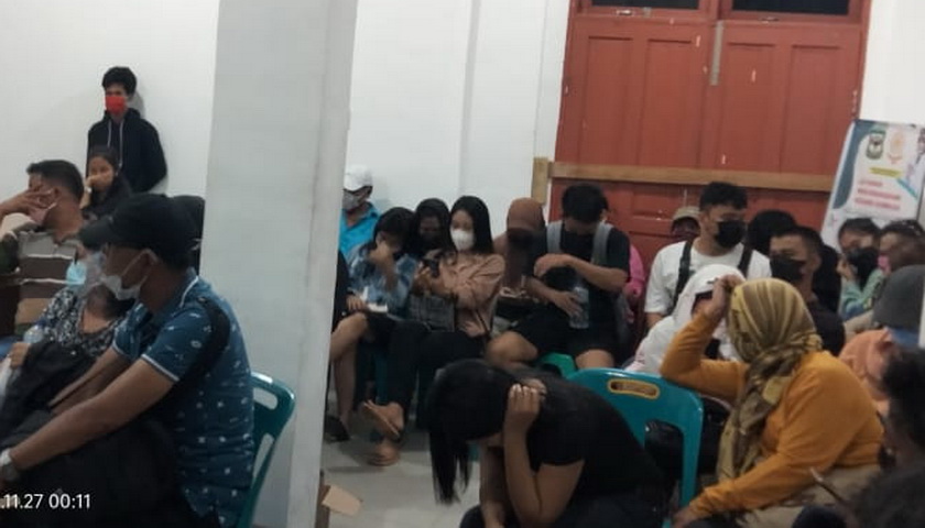 Satpol PP Kota Pematang Siantar mengamankan 16 pasangan ilegal saat razia berbagai hotel di Kota Siantar, Sabtu (26/11/22), pukul 22.10 WIB.
