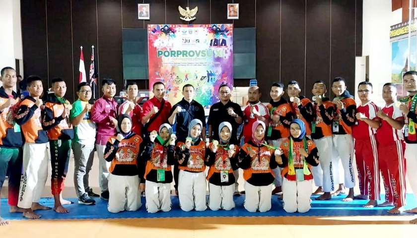 Kontingen Kota Medan memastikan diri sebagai juara umum cabang olahraga (cabor) Tarung Derajat yang berlangsung di Aula Poltek Akademi Pariwisata Sumut, Rabu (2/11/2022) petang.