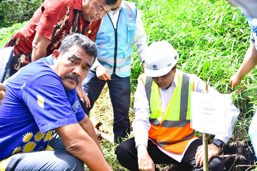 Masyarakat dua desa di Kecamatan Sibolangit Kabupaten Deli Serdang Sumatera Utara, menanam bibit pohon bersama Direksi Perumda Tirtanadi, di wilayah resapan air Sibolangit Kamis (17/11/2022).