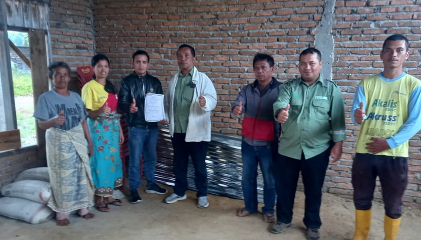 Toba Pulp Lestari (TPL) memberikan bantuan material untuk membangun gereja di dua kabupaten kota wilayah operasional Sektor Aek Raja, Jumat (25/11/2022)