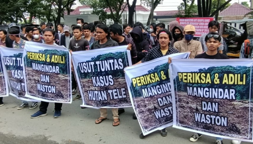 Dua ratusan massa yang tergabung dalam Aliansi Gerakan Pemuda dan Masyarakat (AGPM) Samosir, melakukan aksi unjuk rasa di depan Kantor Kejaksaan Tinggi Sumatra Utara (Kejatisu), Selasa (29/11/2022).