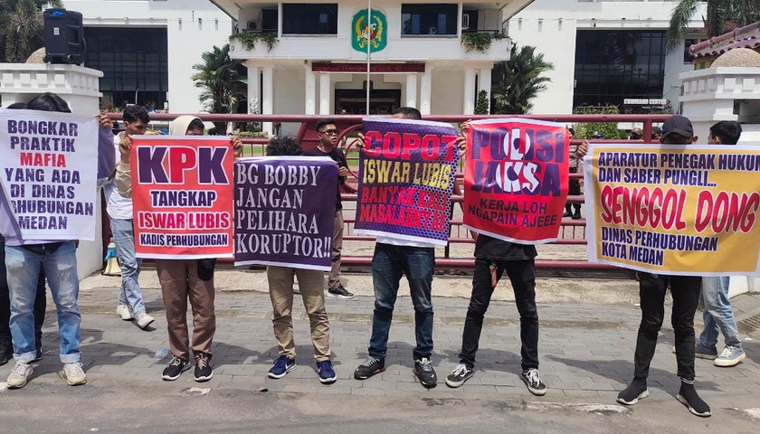 Forum Komunikasi Lintas Lembaga Sumatera Utara (Forkaliga-SU) menggelar aksi unjuk rasa di depan Kantor Pemko dan DPRD Medan, Senin (14/11/2022).