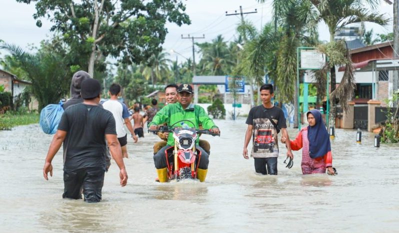 Air Capai Lutut Dewasa, Bupati Sergai Kembali Turun Jumpai Korban Banjir