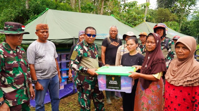 Jenderal Dudung Beri Bantuan ke Tenda Pengungsi Korban Gempa Bumi di Cianjur