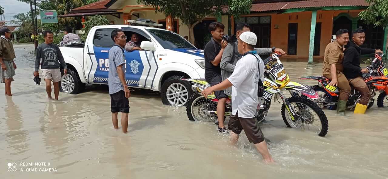 Naik Motor Trail, Bupati Sergai Tinjau Posko dan Beri Bantuan Untuk Korban Banjir