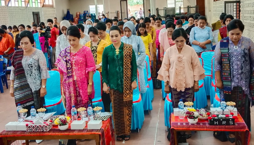 Wakil Bupati Samosir Martua Sitanggang menghadiri Peringatan Hari Ibu (PHI) ke-94 Tingkat Kabupaten Samosir, di Aula Paroki Pangururan, Kamis (22/12/2022).
