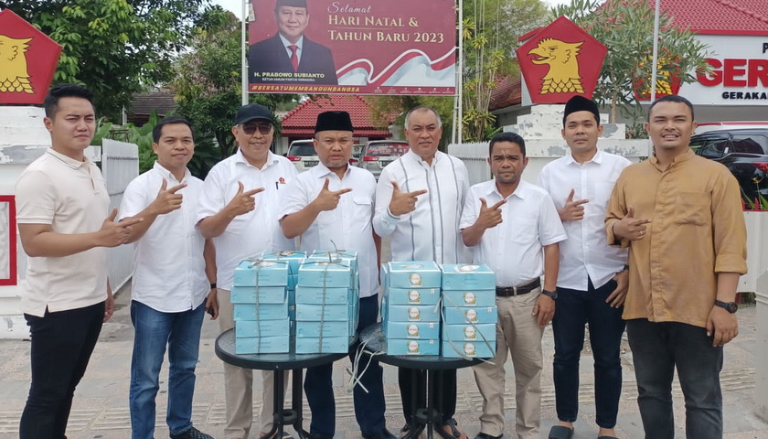 Sekretaris Gerindra Sumut Sugiat Santoso SE MSP turun langsung ke masyarakat membagikan ratusan nasi bungkus Program Jumat Berkah Gerindra.