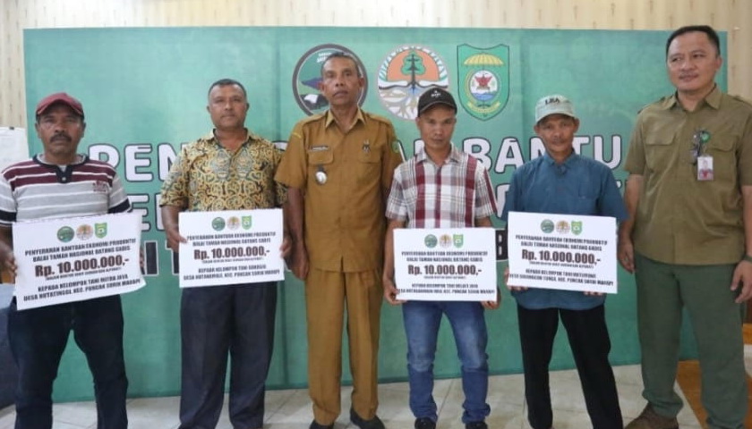 Sebanyak 16 Kelompok Tani Hutan (KTH) yang ada di sekitar Kawasan Taman Nasional Batang Gadis (TNBG) menerima bantuan sebesar Rp450 juta dari Balai Taman Nasional Batang Gadis.
