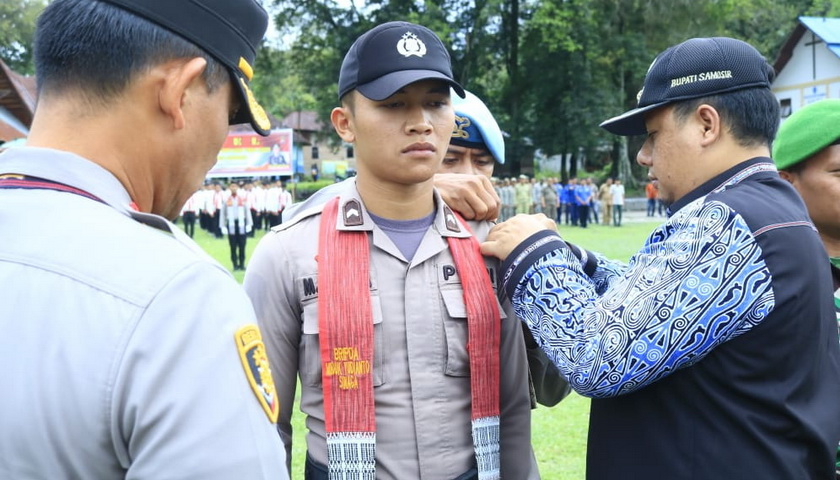 Bupati Samosir Vandiko T Gultom ST bertindak sebagai inspektur upacara pada Apel Gelar Pasukan Operasi Lilin Toba 2022 di Tanah Lapang Pangururan, Kamis (22/12/2022).
