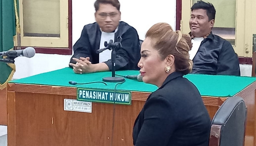 notaris berparas jelita Elviera, Jumat petang (2/12/2022), di Cakra 8 Pengadilan Tipikor Medan, dituntut agar dipidana 6 tahun penjara.